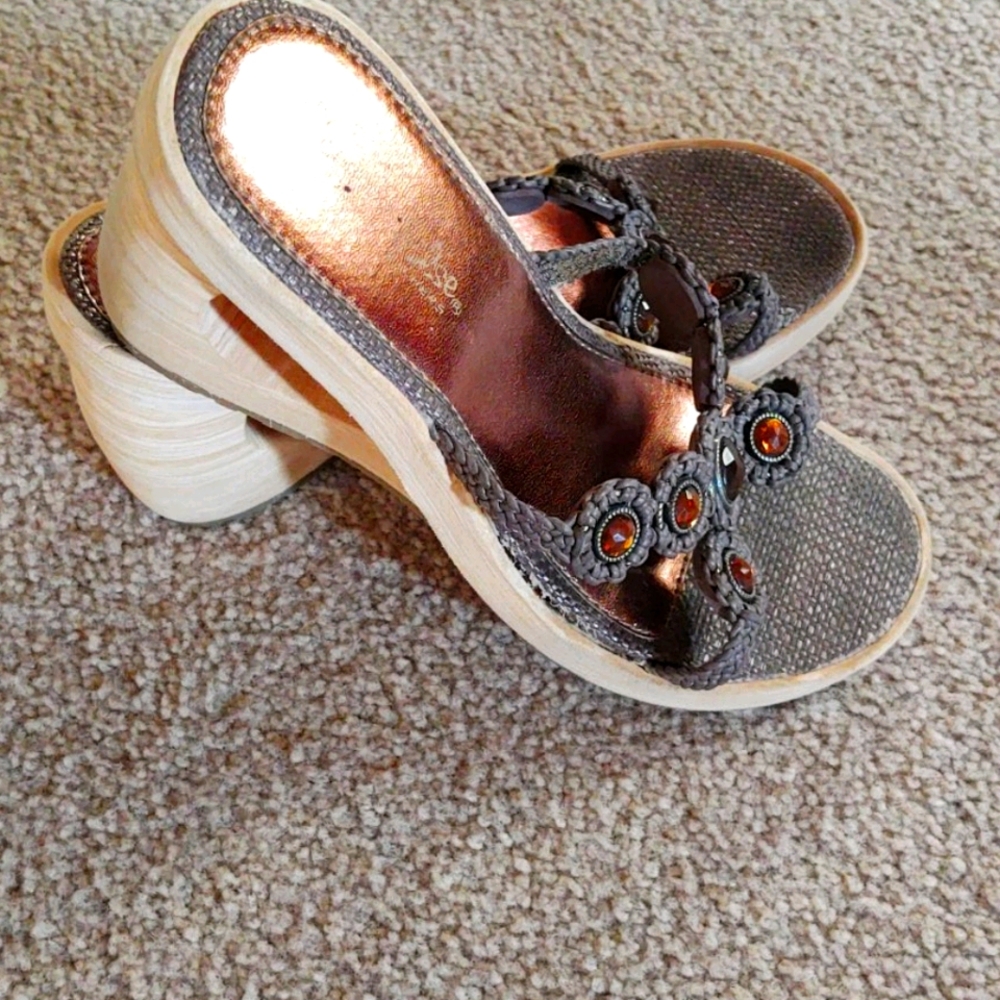 Super cute Skechers wedges size 7